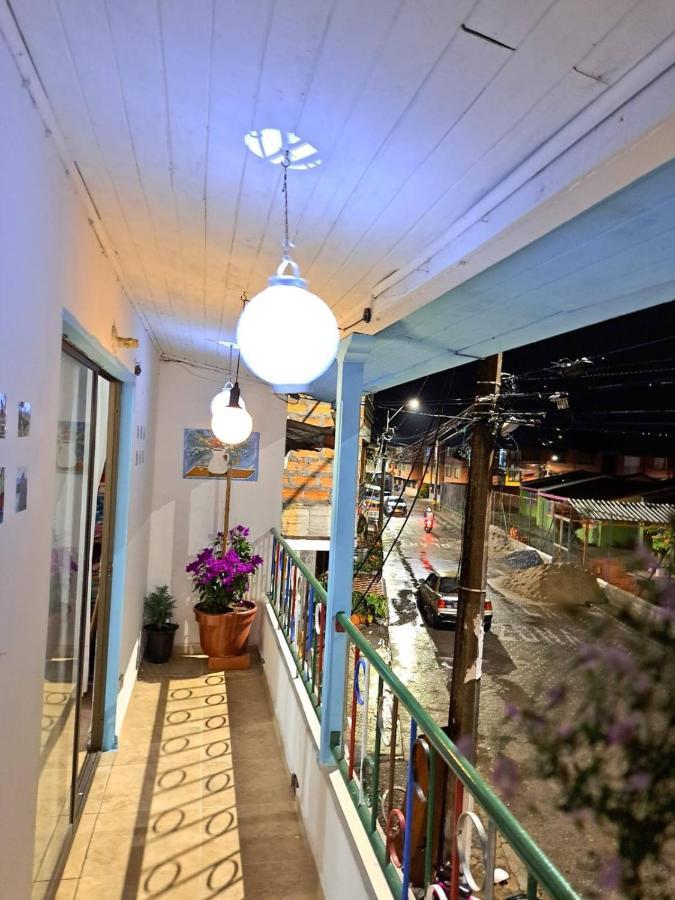Апартаменты Artesanos Y Turistas Гуатапе Экстерьер фото